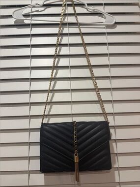 Elegant Black Quilted Crossbody Bag with Gold Chain and Tassel